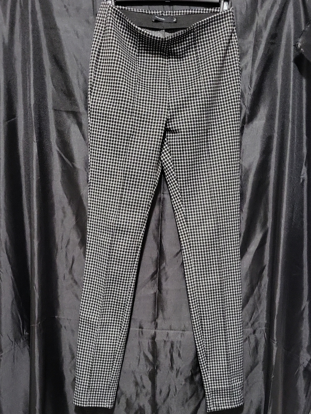 Womens TAHARI Pull On Stretch Ankle Pants  Size Small. Black And White Check